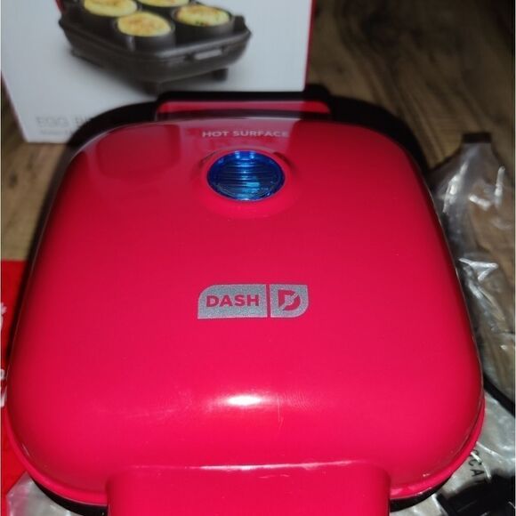 DASH Egg Bite Maker Fast Heating w/ 4 Silicone Mol - Picture 5 of 10